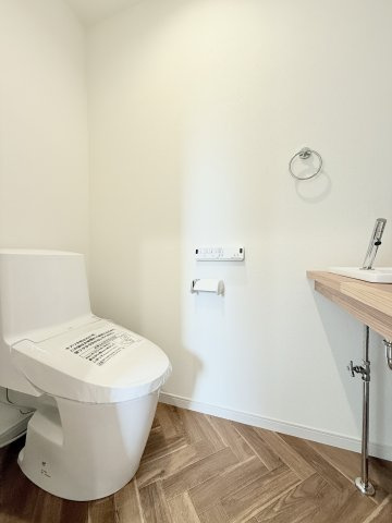 中瀬6区画 1号地のトイレ|トイレは各階に設置されており、忙しい朝の時間帯もスムーズに使用可能です。
