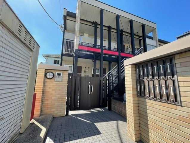 レオパレスグローバル市川のエントランス