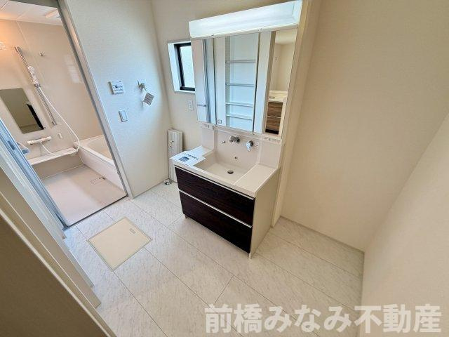 【新築】前橋市小屋原町第１　限定１棟　リーブルガーデン　新築建売の独立洗面台|朝の支度にも助かる、独立の洗髪洗面化粧台