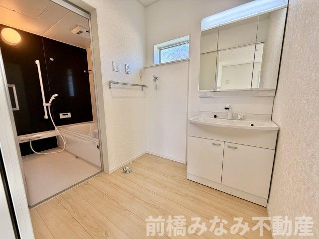 【新築】前橋市北代田町第10-1期　９号棟(全３棟)　クレイドルガーデン　新築建売分譲の独立洗面台|朝の支度にも助かる、独立の洗髪洗面化粧台