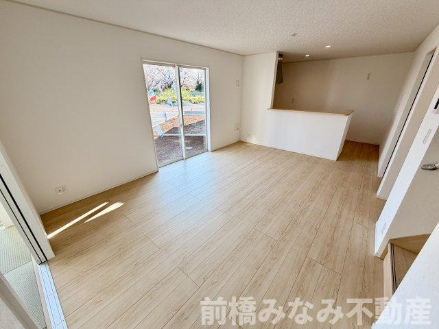 【新築】前橋市北代田町第10-1期　９号棟(全３棟)　クレイドルガーデン　新築建売分譲の居間・リビング|ゆったり過ごせるリビングです