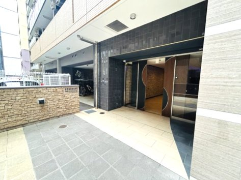 セレニテ神戸元町クレアのエントランス