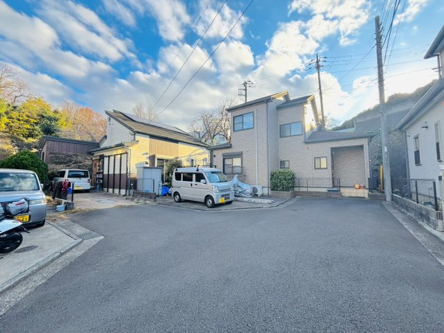 茅ヶ崎市芹沢　中古戸建の前面道路含む現地写真