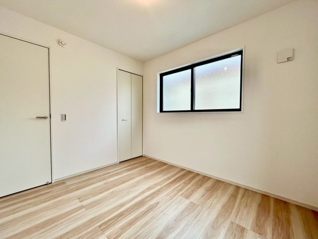 板橋区赤塚7丁目　新築戸建の洋室|全居室収納付きですので、お部屋を有効的に使うことが出来ます！

現地ご見学希望・資料請求などお気軽にお問い合わせ下さい！
03-5990-5201