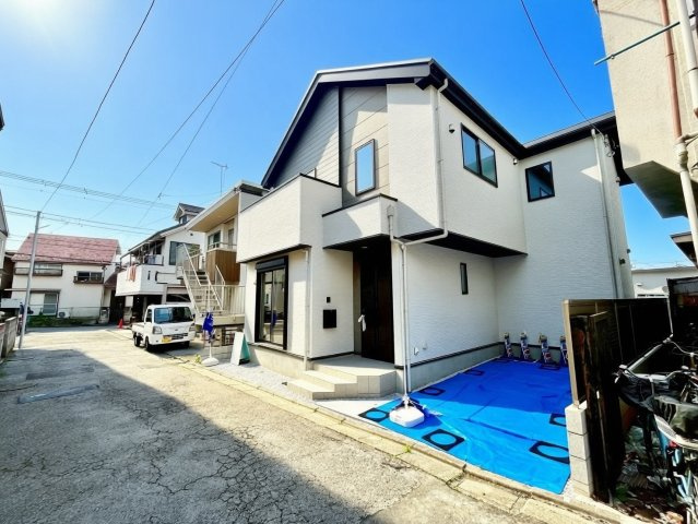 板橋区赤塚7丁目　新築戸建の前面道路含む現地写真|第一種低層住居専用地域のため、高い建物がなく圧迫感がありません。

現地ご見学希望・資料請求などお気軽にお問い合わせ下さい！
03-5990-5201