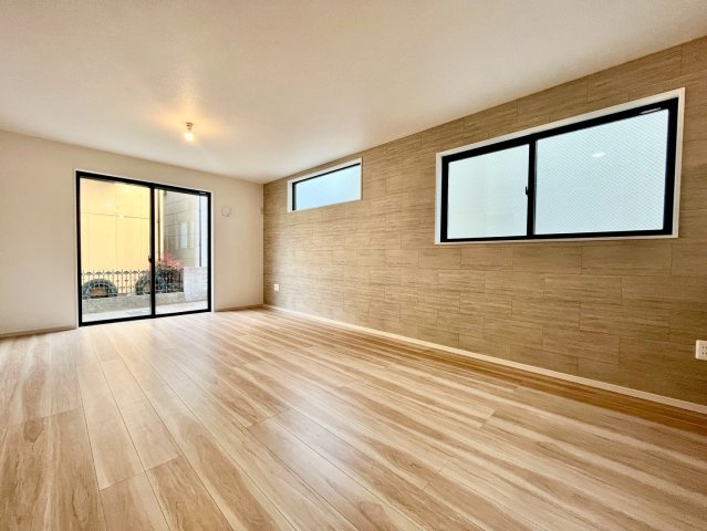 板橋区赤塚7丁目　新築戸建の居間・リビング|南向きの窓から、お日様の光をたっぷり取りこめるリビングでゆったりと過ごせます。

現地ご見学希望・資料請求などお気軽にお問い合わせ下さい！
03-5990-5201