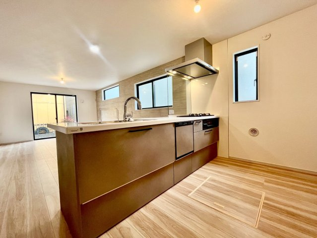 板橋区赤塚7丁目　新築戸建のキッチン|嬉しい対面式キッチンです。家事をしながらリビングにいるご家族とのおしゃべりも楽しめます！

現地ご見学希望・資料請求などお気軽にお問い合わせ下さい！
03-5990-5201