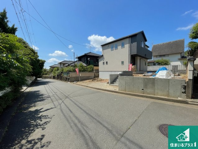 川西市水明台　第1期　新築一戸建ての前面道路含む現地写真|周辺は落ち着いた街並みの住宅地！子育てがしやすい住環境です！まだ未完成ですが、現地でしかわからない事もございます。是非一度ご覧ください。