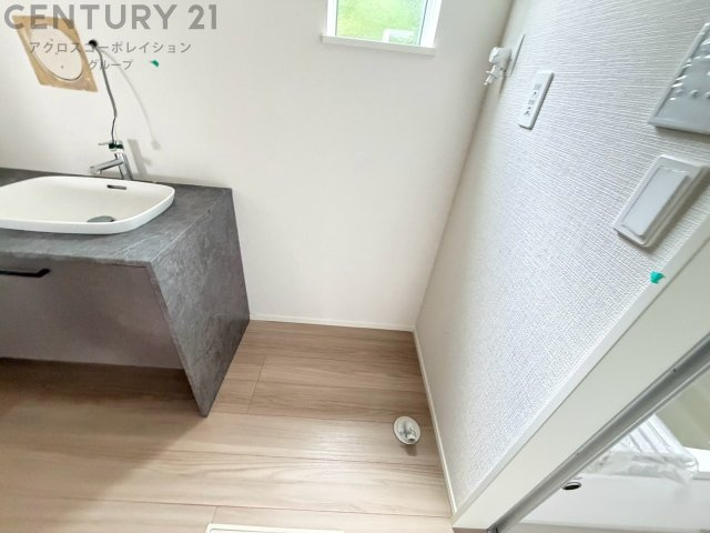 洗濯物の仕分け作業がしやすく、整理整頓が容易になります。洗濯音や湿気を他の部屋に持ち込まず、生活環境を快適に保ちます。上部を活用すれば収納スペースを確保でき洗剤や洗濯用品の整理もしやすくなります。