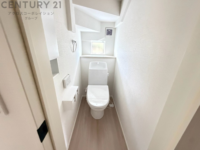 温水洗浄便座付トイレは温水洗浄機能により、暖かい水でおしりを洗浄することができ、冷たい水を使う従来の便座に比べ、温水洗浄機能で暖かいトイレを提供し、快適な使用を可能にします。