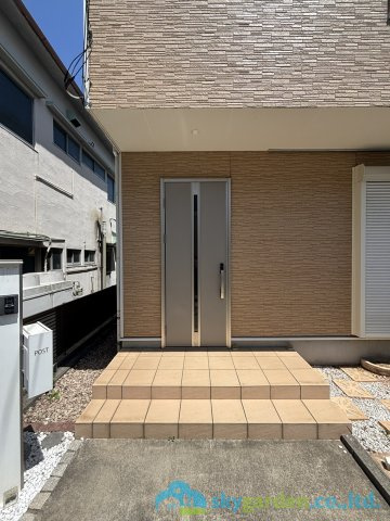 平塚市田村6丁目　中古戸建の玄関
