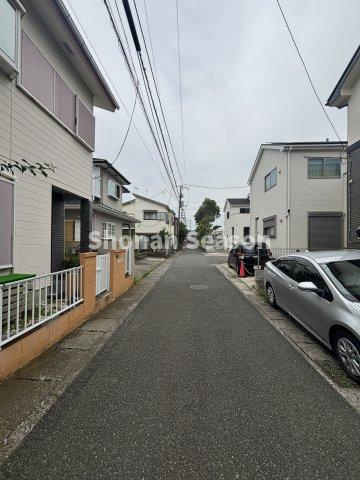 【前面道路含む現地写真】 | コンビニ・ドラッグストア（徒歩５分）お買い物便も良好ですよ♪