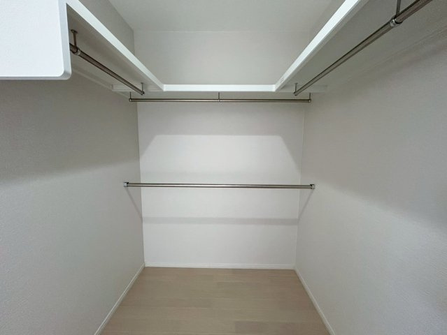 上桂御正町の完成予想図|【施工例】
家族それぞれの衣類を一か所にまとめて管理できる便利なファミリークローゼット。片付けもスムーズでお部屋がすっきり。