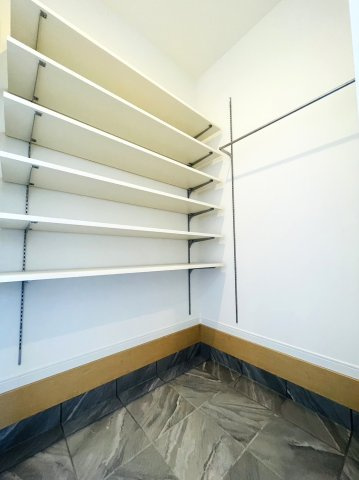 上桂御正町の完成予想図|【施工例】
住まいの「顔」となる玄関。シューズクロークが備え付けられており、玄関周りがスッキリ片付きます。
