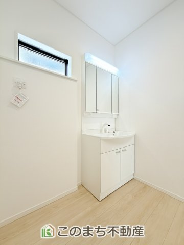 CRADLEGARDEN宇都宮市今宮第4の洗面所|同社施工物件の写真です。※建具やフローリング、その他仕様が違う場合がございます。シャンプードレッサーで朝の身支度♪伸びるホースでお掃除も簡単清潔です！