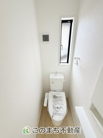 CRADLEGARDEN宇都宮市今宮第4のトイレ|小窓から換気ができて清潔なトイレスペース☆