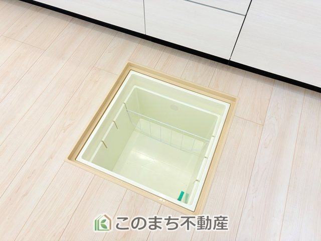 CRADLEGARDEN宇都宮市今宮第4の収納|キッチンには床下収納を備え、食品や日用品のストック収納に便利。すっきり片付く使い勝手の良い設備です。

