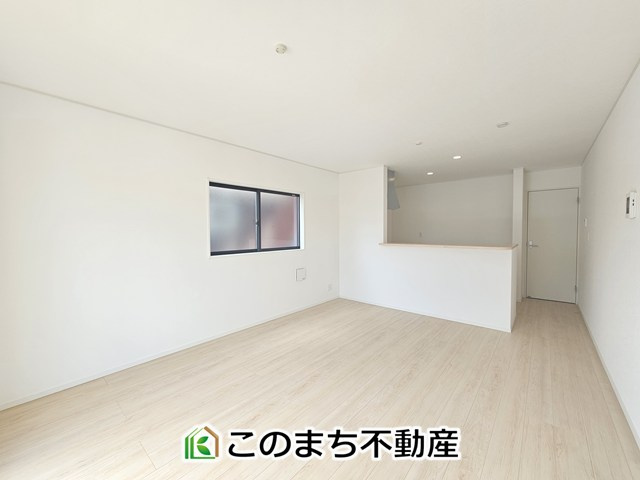 CRADLEGARDEN宇都宮市今宮第4の居間・リビング|開放感のある広々としたリビング☆家族みんなでゆったりくつろげます♪
南側から暖かな日差しが差し込みます♪キッチンからリビングの様子がよく見渡せます☆