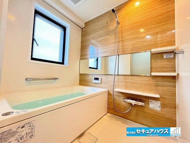 ソフィア日進の浴室|【浴室】
◆アクセントパネルで落ち着きのある雰囲気を演出します。毎日の疲れを癒やすバスタイムをお楽しみ下さい！
◆窓付きで、カビの繁殖を抑える効果があります。
◆追い炊き機能を備えたオートバスです。　