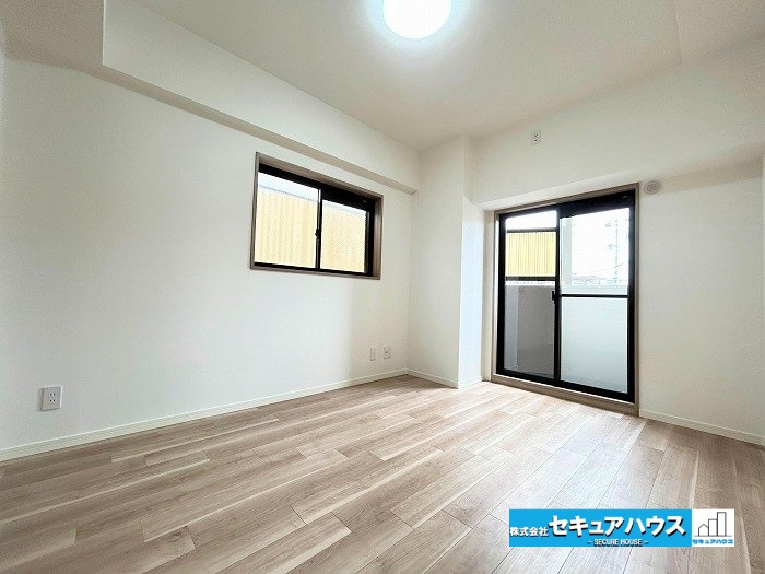 ソフィア日進の洋室|【角部屋・洋室5.6帖】
◆2面以上に窓があることにより採光・通風良好、隣接住戸が片側のみであることによる静音性と高いプライバシー、さらに共用廊下の人通りが少ないことによる安心感が大きなメリットです。