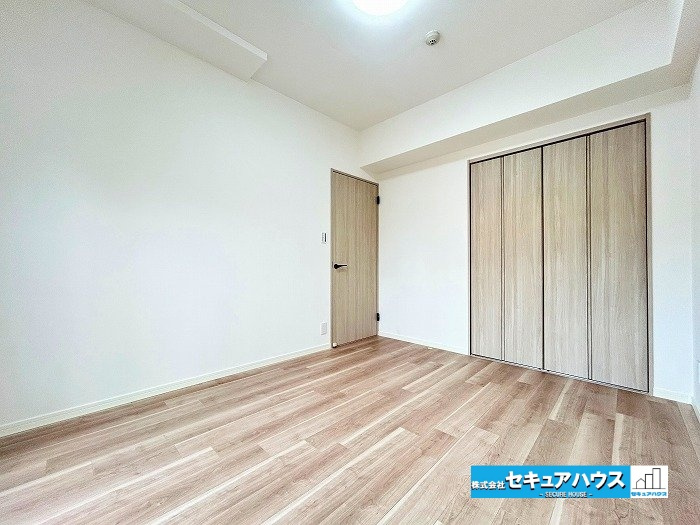 ソフィア日進の洋室|【角部屋・洋室5.6帖別角度】
◆隣接住戸が片側のみであることによる静音性と高いプライバシー、さらに共用廊下の人通りが少ないことによる安心感が大きなメリットとなるお部屋です♪　　　　　　　　　　　　　