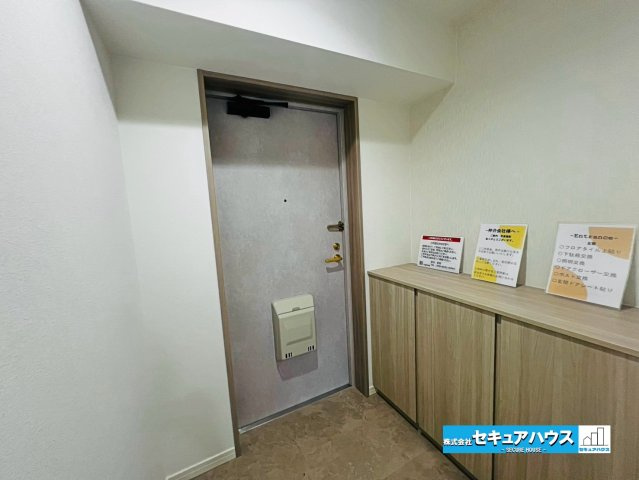 ソフィア日進の玄関|【玄関】
◆玄関には、収納力のあるシューズボックスがあり、玄関まわりがすっきり片付きます。下駄箱新品交換済みです。
◆フロアタイル上貼り、ポスト・照明・ドアクローザー交換済みです♪　　　　　　　　　　