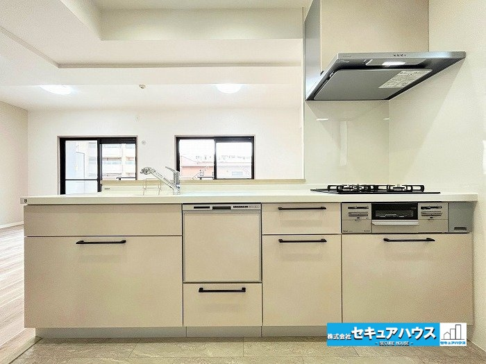 ソフィア日進のキッチン|【キッチン】
◆同時にたくさんの料理が調理できる3口コンロ。「焼く・蒸す・煮る」の工程を同時進行で進めることができるので、料理を素早く作ることができます。
◆食洗機付きのため洗い物の時短に繋がります。