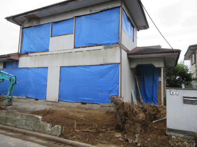中古戸建　熊谷市江波522-32（リフォーム住宅）の前面道路含む現地写真