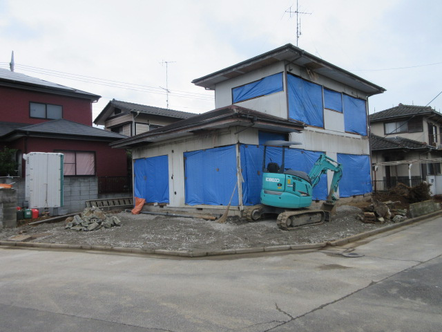 中古戸建　熊谷市江波522-32（リフォーム住宅）の前面道路含む現地写真