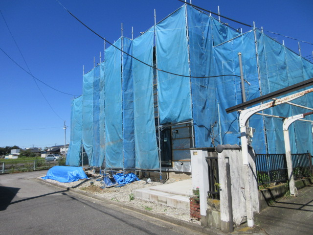 中古戸建　熊谷市江波522-32（リフォーム住宅）の前面道路含む現地写真