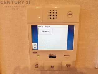 訪問者が来たときにテレビ画面で確認できるため、安心してドアを開けられます。録画機能があるものもあり、留守中に来訪者を記録しておくことができます。利便性が高く、セキュリティ面でも安心です。