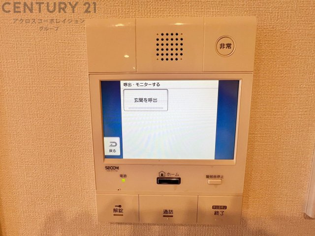 訪問者が来たときにテレビ画面で確認できるため、安心してドアを開けられます。録画機能があるものもあり、留守中に来訪者を記録しておくことができます。利便性が高く、セキュリティ面でも安心です。