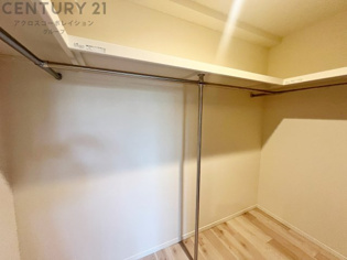 収納力が高く洋服や小物を整理しやすく、更衣室のように使え、部屋がすっきり保てます。収納の配置を自由に調整でき、換気性が良く防湿・防虫対策も可能。快適で機能的な生活空間を実現できます♪