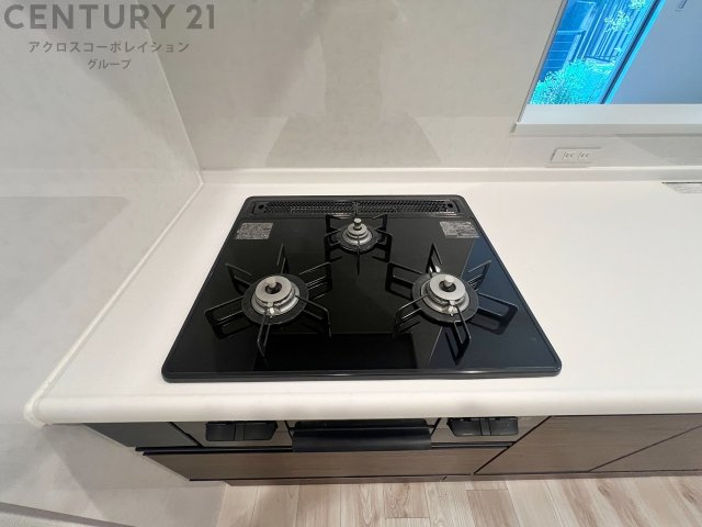 多数の調理器具を同時に使用でき、料理の効率化が可能。省エネで節約になり、様々な料理スタイルに適応できます。また、火力調整が独立しており、手入れや掃除もしやすく、今よりもっとお料理が楽しくなるかも。