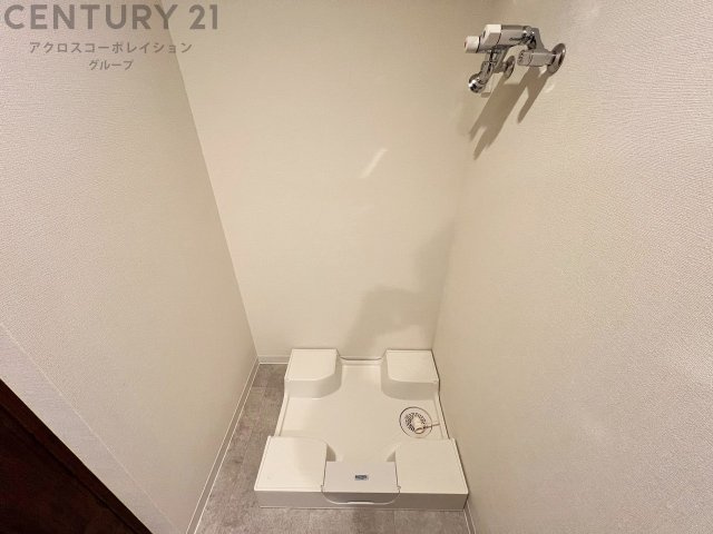 洗濯物の仕分け作業がしやすく、整理整頓が容易になります。洗濯音や湿気を他の部屋に持ち込まず、生活環境を快適に保ちます。上部を活用すれば収納スペースを確保でき洗剤や洗濯用品の整理もしやすくなります。
