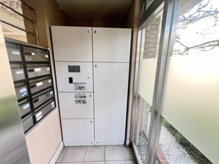 宅配ボックスは荷物の受け取りや配達が便利で安全です。不在時でも荷物が確保され、盗難や損傷のリスクが減少。受け取り時間の柔軟性が向上。外出先からでも荷物の受け取りや預けが可能となります。