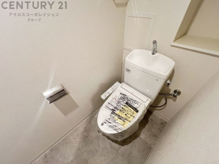 温水洗浄便座付トイレは温水洗浄機能により、暖かい水でおしりを洗浄することができ、冷たい水を使う従来の便座に比べ、温水洗浄機能で暖かいトイレを提供し、快適な使用を可能にします。