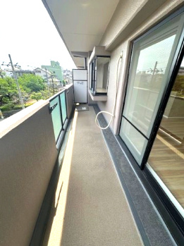 【バルコニー】 | エンゼルハイム千里山第弐 | 南向きなので、陽当りも良く気分も爽快！お洗濯物やお布団も気持ちよく干せそうですね。