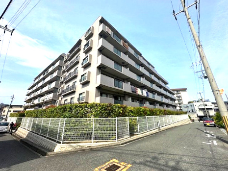 【外観】 | エンゼルハイム千里山第弐 | 教育施設から買物・医療施設まで揃う快適な住環境。オートロック／宅配ボックス有り！内覧をご希望の際はお気軽にお電話ください。