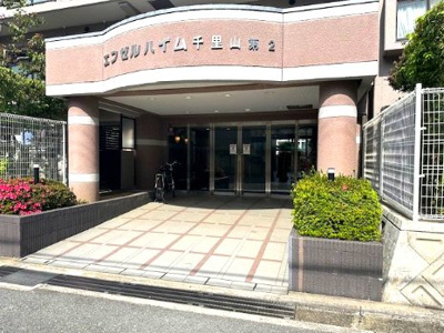  | エンゼルハイム千里山第弐 | 清潔で管理の行き届いたエントランス。敷地内駐車場有り！空き状況・月額使用料は都度お気軽にお問合せください。