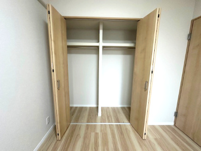 【洋室】 | エンゼルハイム千里山第弐 | 5.2帖洋室のクローゼット！普段使いの洋服や小物はもちろん、季節物の洋服などもしっかり収納可能です。
