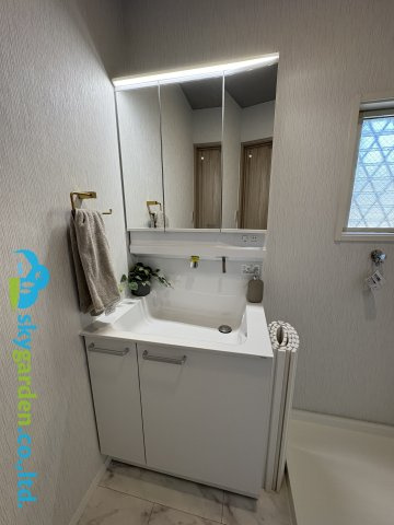 茅ヶ崎市菱沼一丁目　中古戸建の独立洗面台|三面鏡付き洗面化粧台