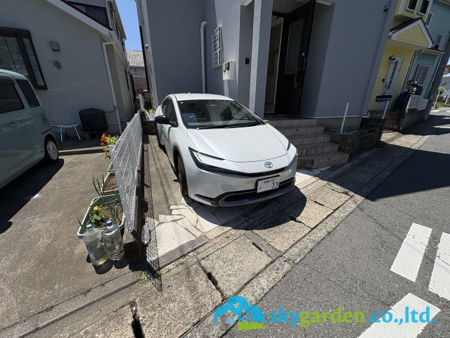 茅ヶ崎市菱沼一丁目　中古戸建の駐車場|普通車１台分駐車可（車種サイズ要確認）