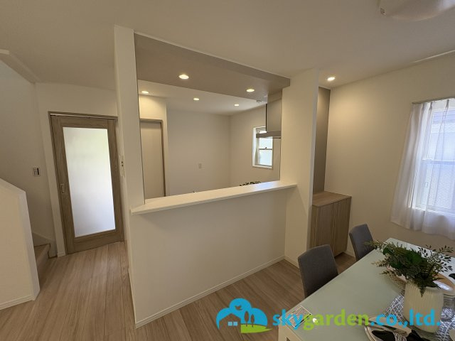 茅ヶ崎市菱沼一丁目　中古戸建の内装|視界良好の対面キッチン