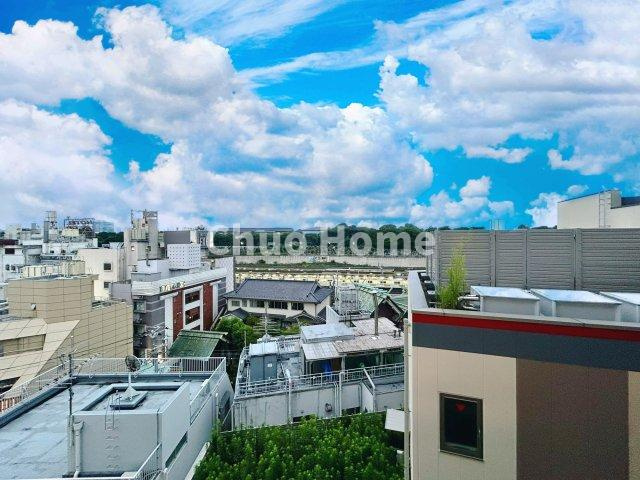 ラミアール鶯谷駅前の展望|手を伸ばせば、ふれることが出来そうな環境が、そのままインテリアになったような印象です。その豊かな眺望にふさわしい空間には、通風・採光にも優れ、心地よい光と風があふれています