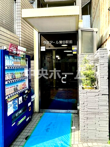 ラミアール鶯谷駅前のエントランス|【エントランス】マンションのエントランスは、その物件の印象を決める、顔とも言える場所です。毎日通る場所ですからきれいなのが一番です。