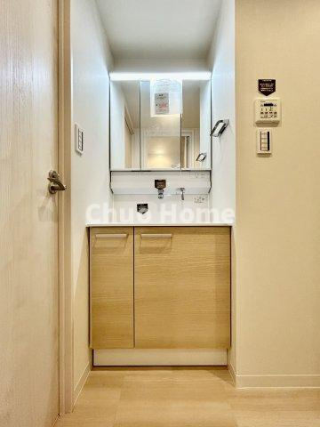 ラミアール鶯谷駅前の独立洗面台|【洗面化粧台】洗面化粧台には三面鏡を採用。身だしなみを整えやすい事はもちろんですが、鏡の後ろに収納スペースを設ける事により、散らかりやすい洗面スペースをすっきりさせる事が出来るのも嬉しいですね