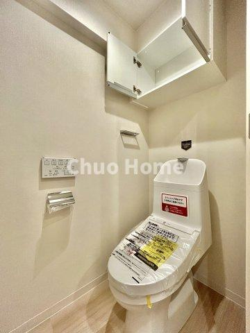 ラミアール鶯谷駅前のトイレ|【トイレ】 収納スペースをしっかりと確保した温水洗浄便座機能付きトイレ。温水洗浄便座は清潔にお使いいただくための大切なアイテムです。