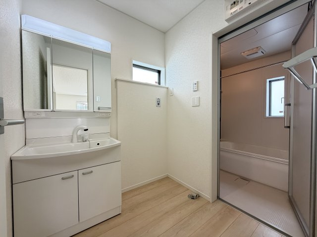 宜野湾市上原　第1（全4棟）ラスト6号棟の独立洗面台|6号棟　三面鏡付き洗髪洗面化粧台♪