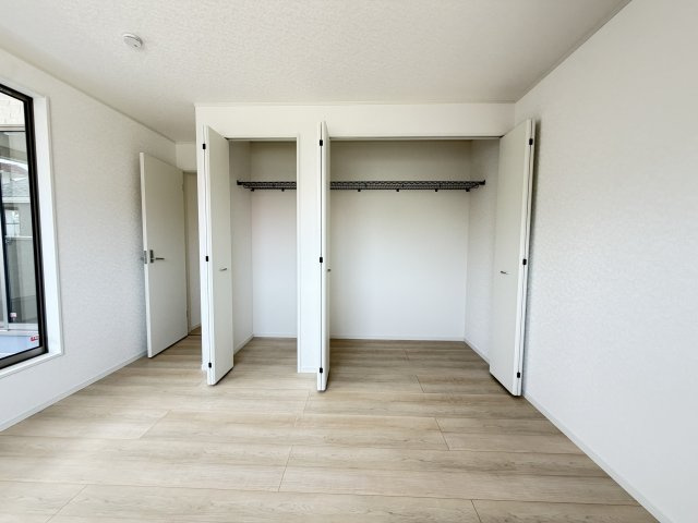 宜野湾市上原　第1（全4棟）ラスト6号棟の収納|6号棟　洋室7.5帖＋Wクロゼット付き♪